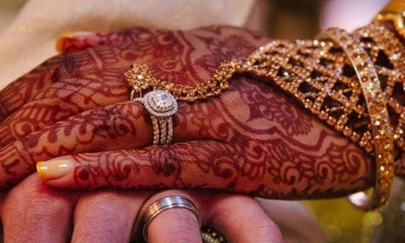 അനുവദിച്ചതിനേക്കാൾ പത്തിരട്ടിയാളുകൾ മകളുടെ വിവാഹ വേദിയിൽ; പിതാവിന് 50,000 രൂപയിട്ട് അധികൃതർ അനുവദിച്ചതിനേക്കാൾ പത്തിരട്ടിയാളുകൾ മകളുടെ വിവാഹ വേദിയിൽ; പിതാവിന് 50,000 രൂപയിട്ട് അധികൃതർ