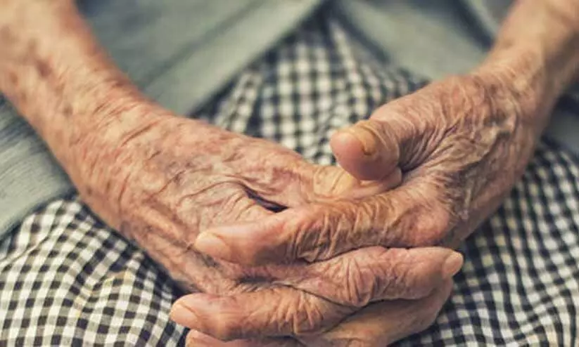 ഇടുക്കിയിൽ കോവിഡ് ലക്ഷണമുള്ള വൃദ്ധയായ അമ്മയെ പെരുവഴിയിൽ തള്ളി മകൻ മുങ്ങി ഇടുക്കിയിൽ കോവിഡ് ലക്ഷണമുള്ള വൃദ്ധയായ അമ്മയെ പെരുവഴിയിൽ തള്ളി മകൻ മുങ്ങി