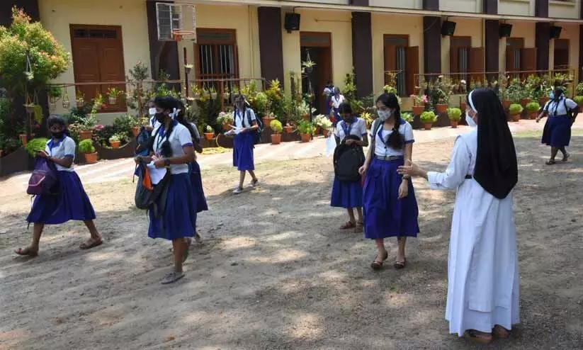 എസ്.എസ്.എൽ.സി: അകന്നിരുന്നു പഠനം; അകലെനിന്ന് യാത്രപറച്ചിൽ എസ്.എസ്.എൽ.സി: അകന്നിരുന്നു പഠനം; അകലെനിന്ന് യാത്രപറച്ചിൽ