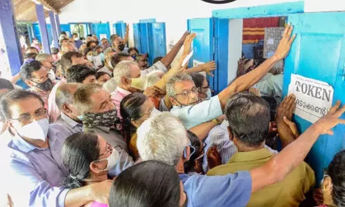 rush in vaccination centre