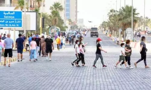 റോ​ഡി​ൽ ന​ട​ക്കു​ന്ന​തൊ​ക്കെ കൊ​ള്ളാം, കു​ട്ടി​ക​ളെ ചേ​ർ​ത്തു​പി​ടി​ച്ചോ​ളൂ...