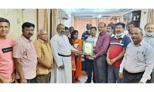 ഫാ. ​യേ​ശു​ദാ​സ​ന് കൊ​ല്ലം ജി​ല്ല പ്ര​വാ​സി സ​മാ​ജം യാ​ത്ര​യ​യ​പ്പ് ന​ൽ​കി