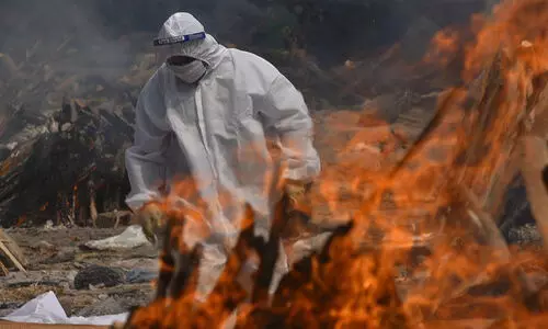 ശ്​മശാനങ്ങളിലേക്കുള്ള ഉൗഴം കാത്ത്​ മൃത​ദേഹങ്ങൾ തെരുവിൽ; സംസ്​കാരത്തിന്​ പുതിയ സ്ഥലം കണ്ടെത്തണമെന്നാവശ്യ​പ്പെട്ട്​​ പൊലീസ്​