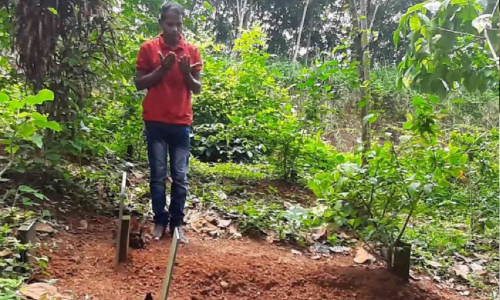 ഉമ്മയുടെ ഖബറിനരികെ നിറകണ്ണുകളുമായി ശ്രീധരൻ