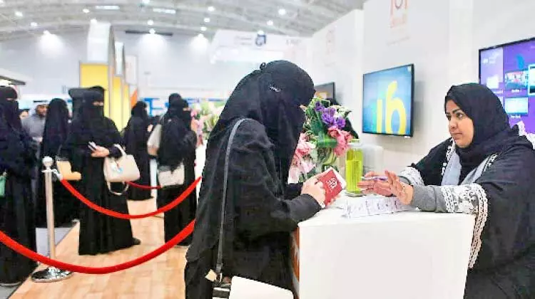 കഴിഞ്ഞവർഷം തൊഴിൽ മേഖലയിൽ ചേർന്ന 74,000 സൗദികളിൽ 51,000 സ്ത്രീകൾ കഴിഞ്ഞവർഷം തൊഴിൽ മേഖലയിൽ ചേർന്ന 74,000 സൗദികളിൽ 51,000 സ്ത്രീകൾ