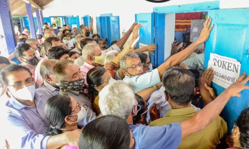 rush in vaccination centre