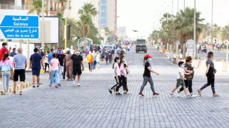 റോ​ഡി​ൽ ന​ട​ക്കു​ന്ന​തൊ​ക്കെ കൊ​ള്ളാം, കു​ട്ടി​ക​ളെ ചേ​ർ​ത്തു​പി​ടി​ച്ചോ​ളൂ...