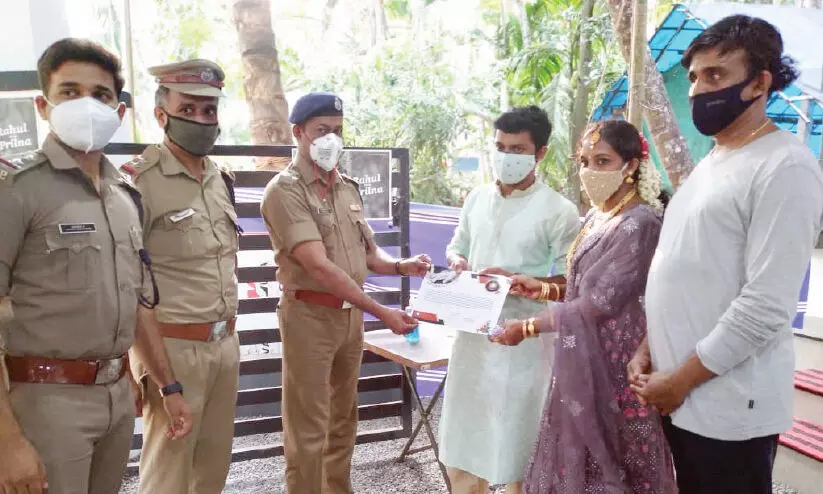 കോവിഡ്; മാതൃകാ വിവാഹം നടത്തിയ ദമ്പതികളെ ആദരിച്ച് പൊലീസ് കോവിഡ്; മാതൃകാ വിവാഹം നടത്തിയ ദമ്പതികളെ ആദരിച്ച് പൊലീസ്