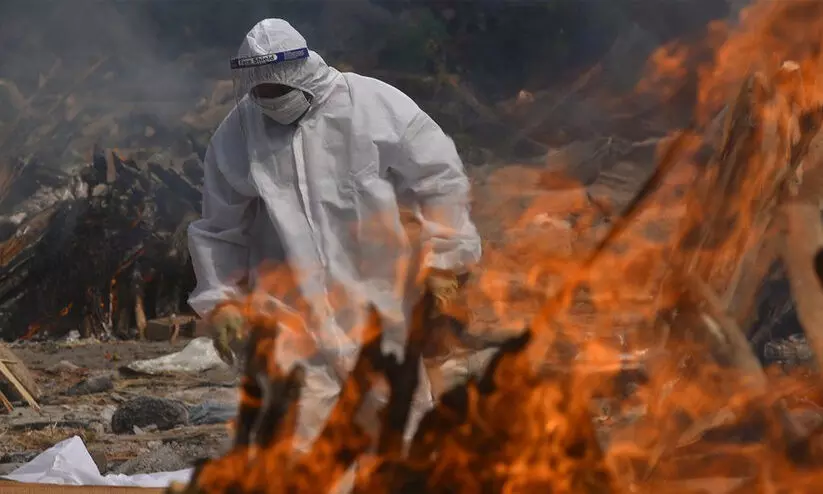 ശ്മശാനങ്ങളിലേക്കുള്ള ഉൗഴം കാത്ത് മൃതദേഹങ്ങൾ തെരുവിൽ; സംസ്കാരത്തിന് പുതിയ സ്ഥലം കണ്ടെത്തണമെന്നാവശ്യപ്പെട്ട് പൊലീസ് ശ്മശാനങ്ങളിലേക്കുള്ള ഉൗഴം കാത്ത് മൃതദേഹങ്ങൾ തെരുവിൽ; സംസ്കാരത്തിന് പുതിയ സ്ഥലം കണ്ടെത്തണമെന്നാവശ്യപ്പെട്ട് പൊലീസ്