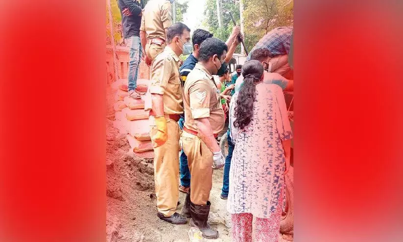 കോൺക്രീറ്റ് യന്ത്രത്തിൽ കൈ ചതഞ്ഞരഞ്ഞു; ഡോക്ടറെത്തി മുറിച്ചുമാറ്റി, വേദന തിന്ന് രണ്ട് മണിക്കൂർ കോൺക്രീറ്റ് യന്ത്രത്തിൽ കൈ ചതഞ്ഞരഞ്ഞു; ഡോക്ടറെത്തി മുറിച്ചുമാറ്റി, വേദന തിന്ന് രണ്ട് മണിക്കൂർ