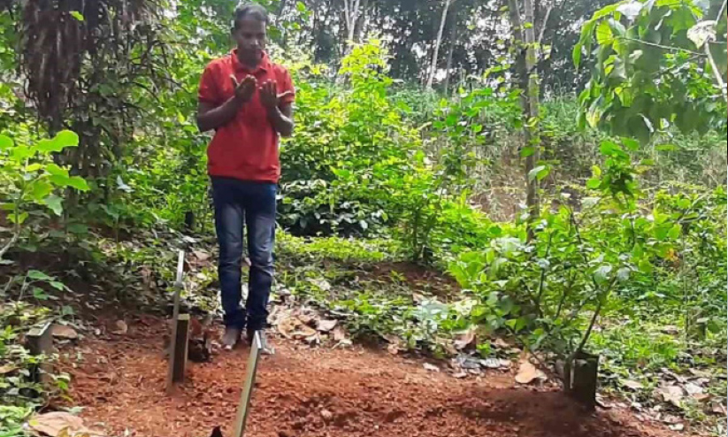 ഉമ്മയുടെ ഖബറിനരികെ നിറകണ്ണുകളുമായി ശ്രീധരൻ ഉമ്മയുടെ ഖബറിനരികെ നിറകണ്ണുകളുമായി ശ്രീധരൻ