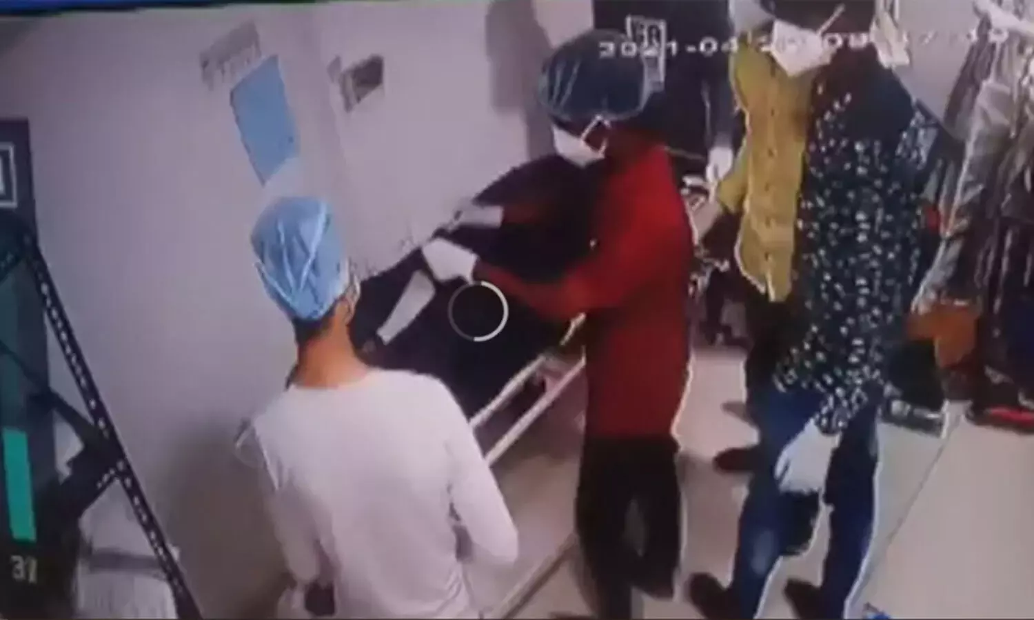 കണ്ണില്ലാത്ത ക്രൂരത; മരിച്ച കോവിഡ്​ രോഗിയുടെ പോക്കറ്റടിച്ച്​ ആശുപത്രി ജീവനക്കാർ, സി.സി.ടി.വി ദൃശ്യങ്ങൾ പുറത്ത്​