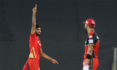 ഏതെങ്കിലും മൂന്ന്​ പേരെ വീഴ്​ത്തി സ്റ്റാറായവനല്ല, അവർ മൂവരും ഐ.പി.എല്ലിലെ തമ്പുരാക്കൻമാർ; ഹർപ്രീതിന്​ ​ൈകയ്യടി