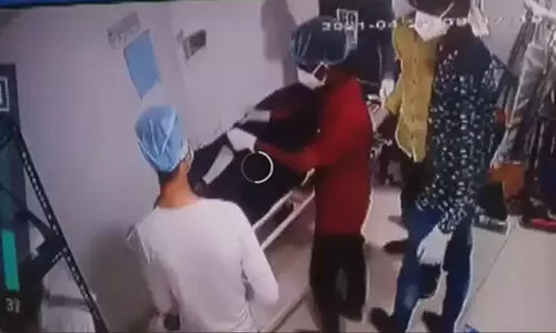 കണ്ണില്ലാത്ത ക്രൂരത; മരിച്ച കോവിഡ് രോഗിയുടെ പോക്കറ്റടിച്ച് ആശുപത്രി ജീവനക്കാർ, സി.സി.ടി.വി ദൃശ്യങ്ങൾ പുറത്ത് കണ്ണില്ലാത്ത ക്രൂരത; മരിച്ച കോവിഡ് രോഗിയുടെ പോക്കറ്റടിച്ച് ആശുപത്രി ജീവനക്കാർ, സി.സി.ടി.വി ദൃശ്യങ്ങൾ പുറത്ത്