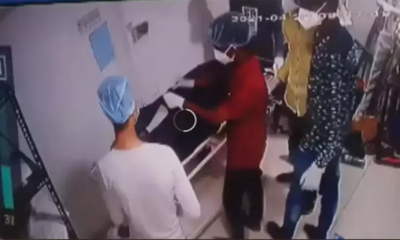 കണ്ണില്ലാത്ത ക്രൂരത; മരിച്ച കോവിഡ്​ രോഗിയുടെ പോക്കറ്റടിച്ച്​ ആശുപത്രി ജീവനക്കാർ, സി.സി.ടി.വി ദൃശ്യങ്ങൾ പുറത്ത്​