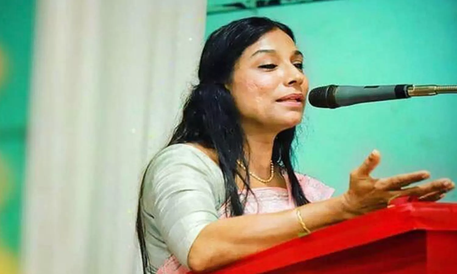 അരൂരിൽ പാട്ടുംപാടി വിജയിച്ച് ദലീമ