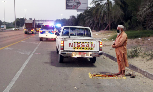 റോഡരികിലെ രാത്രികാല പ്രാർഥനക്കെതിരെ മുന്നറിയിപ്പുമായി ദുബൈ പൊലീസ് റോഡരികിലെ രാത്രികാല പ്രാർഥനക്കെതിരെ മുന്നറിയിപ്പുമായി ദുബൈ പൊലീസ്