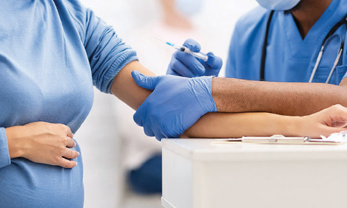 വി​ശ​ദീ​ക​ര​ണ​വു​മാ​യി ആ​രോ​ഗ്യ മ​ന്ത്രാ​ല​യം: കോ​വി​ഡ്​ വാ​ക്​​സി​ൻ: ഗ​ർ​ഭി​ണി​ക​ൾ​ക്കും മു​ല​യൂ​ട്ടു​ന്ന​വ​ർ​ക്കും ആ​ശ​ങ്ക വേ​ണ്ട