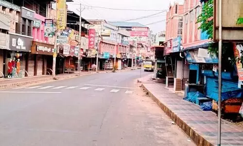 കോ​വി​ഡ് നി​യ​ന്ത്ര​ണം; വി​ജ​ന​മാ​യി തെ​രു​വു​ക​ൾ