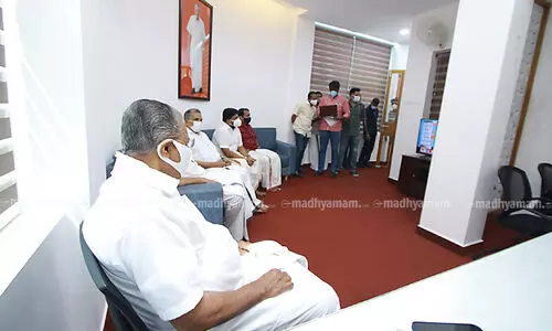 തെക്ക്​ കൈ വിട്ട്​ വീണ്​ കോൺഗ്രസ്​​,​ കടപൂട്ടി ബി.ജെ.പി