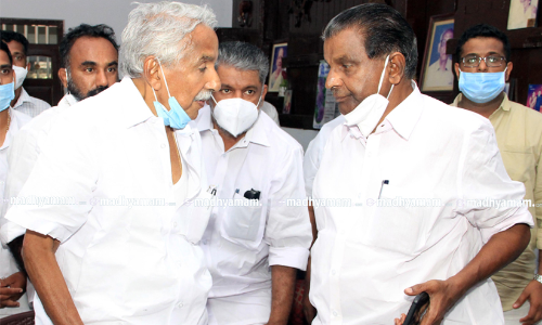 വിജയത്തിലും വിളറി ഉമ്മൻ ചാണ്ടിയും തിരുവഞ്ചൂരും