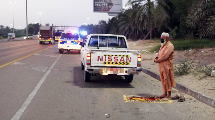 റോഡരികിലെ രാത്രികാല പ്രാർഥനക്കെതിരെ മുന്നറിയിപ്പുമായി ദുബൈ പൊലീസ് റോഡരികിലെ രാത്രികാല പ്രാർഥനക്കെതിരെ മുന്നറിയിപ്പുമായി ദുബൈ പൊലീസ്