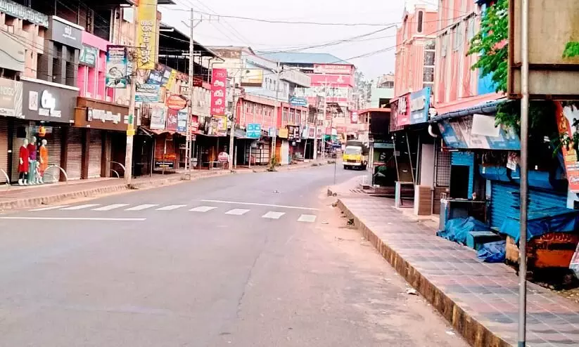 കോ​വി​ഡ് നി​യ​ന്ത്ര​ണം; വി​ജ​ന​മാ​യി തെ​രു​വു​ക​ൾ