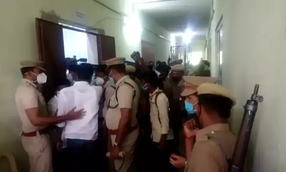 സത്തൂരിൽ എ.ഐ.എ.ഡി.എം.കെയും എ.എം.എം.കെ പ്രവർത്തകരും... ... ബംഗാളിൽ​ തൃണമൂൽ, നന്ദിഗ്രാമിൽ മമതക്ക്​ തോൽവി; ത​മി​ഴ​കത്ത്​ സ്​റ്റാലിൻ