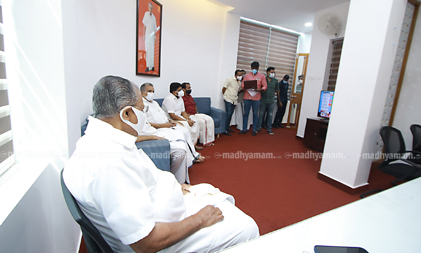 തെക്ക് കൈ വിട്ട് വീണ് കോൺഗ്രസ്, കടപൂട്ടി ബി.ജെ.പി തെക്ക് കൈ വിട്ട് വീണ് കോൺഗ്രസ്, കടപൂട്ടി ബി.ജെ.പി