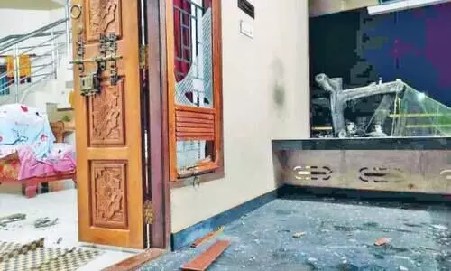 ചാക്യാളിയിൽ വീടിന് നേരെ ബോംബേറ്