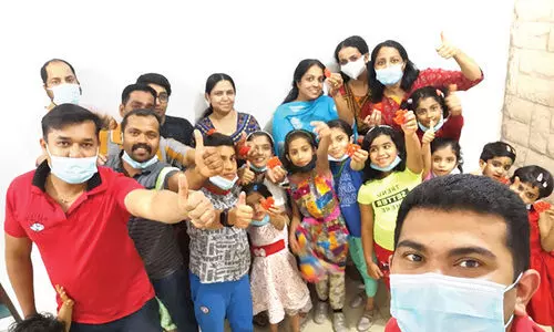 ആ​വേ​ശ​ത്തി​മി​ർ​പ്പി​ൽ പ്ര​വാ​സ​ലോ​ക​ത്തെ   ഇ​ട​ത്​ അ​നു​കൂ​ലി​ക​ൾ