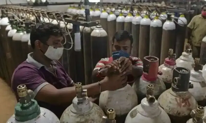 ഡൽഹിക്ക് ഇന്ന് രാത്രിയോെട ഒാക്സിജൻ എത്തിക്കണം, കേന്ദ്രത്തിന് താക്കീതുമായി സുപ്രീം കോടതി ഡൽഹിക്ക് ഇന്ന് രാത്രിയോെട ഒാക്സിജൻ എത്തിക്കണം, കേന്ദ്രത്തിന് താക്കീതുമായി സുപ്രീം കോടതി