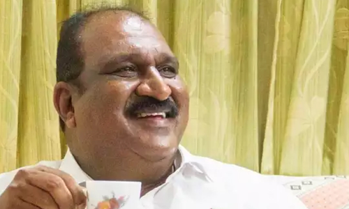 കൊച്ചിയിൽ വീണ്ടും ചെങ്കൊടി പാറിച്ച് മാക്സി