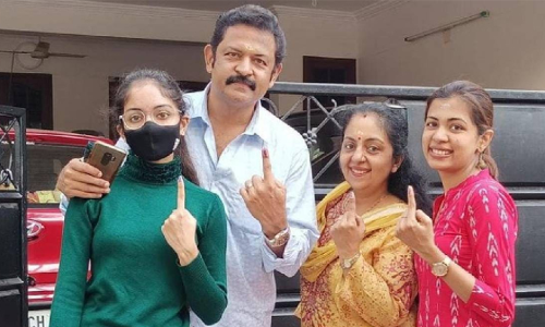 നിങ്ങളെ അവർ അർഹിക്കുന്നില്ല, ആളുകൾക്ക്​ ഇത്രയും തരംതാഴാൻ കഴിയുമോ; കൃഷ്​ണകുമാറിന്​ പിന്തുണയുമായി കുടുംബം