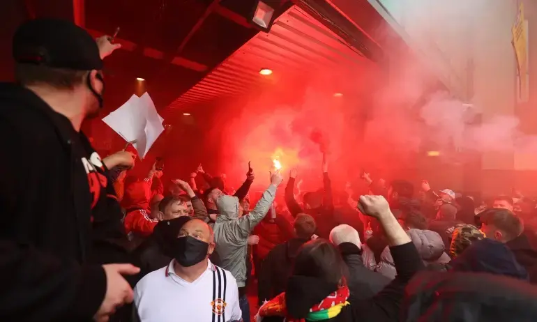 മൈതാനം ആക്രമിച്ച് ആരാധകർ; യുനൈറ്റഡ്- ലിവർപൂൾ മത്സരം ഉപേക്ഷിച്ചു മൈതാനം ആക്രമിച്ച് ആരാധകർ; യുനൈറ്റഡ്- ലിവർപൂൾ മത്സരം ഉപേക്ഷിച്ചു