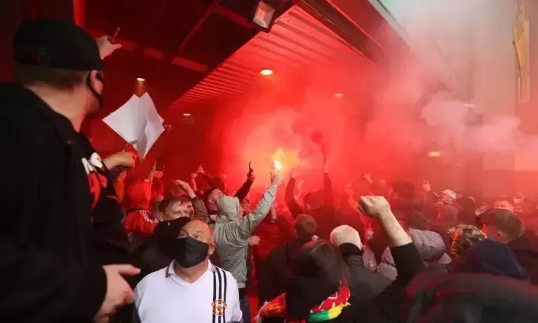 മൈതാനം ആക്രമിച്ച് ആരാധകർ; യുനൈറ്റഡ്- ലിവർപൂൾ മത്സരം ഉപേക്ഷിച്ചു മൈതാനം ആക്രമിച്ച് ആരാധകർ; യുനൈറ്റഡ്- ലിവർപൂൾ മത്സരം ഉപേക്ഷിച്ചു