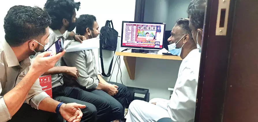 വാ​ദ​പ്ര​തി​വാ​ദം തു​ട​രു​ന്നു, പ്ര​വാ​സി​ക്ഷേ​മ​ത്തി​ൽ ആ​ർ​ക്കു​മി​ല്ല എ​തി​ര​ഭി​പ്രാ​യം