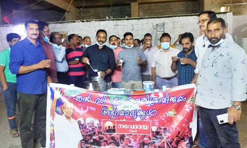 റി​യാ​ദ് ന​വോ​ദ​യ മ​ധു​രം വി​ത​ര​ണം ചെ​യ്തു