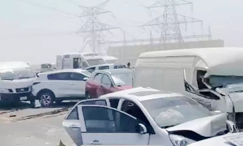 പൊടിക്കാറ്റ്: 34 വാഹനങ്ങൾ കൂട്ടിയിടിച്ചു നാലു പേർക്ക് പരിക്കേറ്റു പൊടിക്കാറ്റ്: 34 വാഹനങ്ങൾ കൂട്ടിയിടിച്ചു നാലു പേർക്ക് പരിക്കേറ്റു