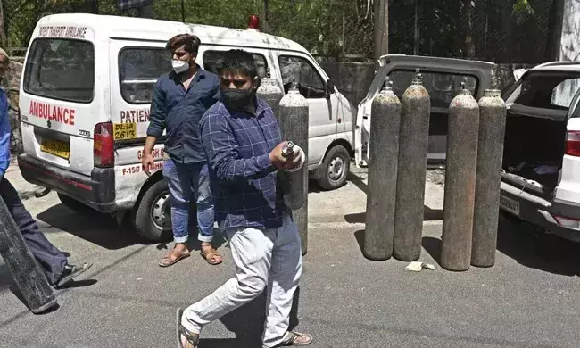 ഒട്ടകപ്പക്ഷിയെ പോലെ മണലിൽ തല പൂഴ്ത്താൻ നിങ്ങൾക്ക് കഴിയും, ഞങ്ങൾക്ക് കഴിയില്ല; കേന്ദ്രത്തിന് കോടതിയുടെ രൂക്ഷ വിമർശനം ഒട്ടകപ്പക്ഷിയെ പോലെ മണലിൽ തല പൂഴ്ത്താൻ നിങ്ങൾക്ക് കഴിയും, ഞങ്ങൾക്ക് കഴിയില്ല; കേന്ദ്രത്തിന് കോടതിയുടെ രൂക്ഷ വിമർശനം