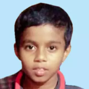 സാ​രി ക​ഴു​ത്തി​ൽ കു​ടു​ങ്ങി ഒ​മ്പ​ത് വ​യ​സ്സു​കാ​ര​ൻ മ​രി​ച്ചു