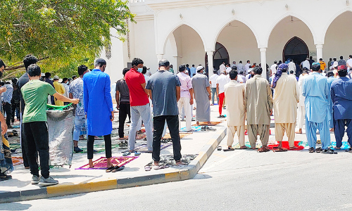 നമസ്​കാരം പള്ളിയിൽ മതി; റോഡിലേക്ക്​ നീളരുതെന്ന്​​ പൊലീസ്​