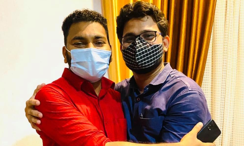 പോരാളികളുടെ വേഷമഴിച്ചു വെച്ച് സൗഹൃദ പൂനിലാവിൽ അവർ ആശ്ലേഷിച്ചു