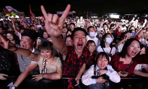 നമ്മളെ വീട്ടിനകത്ത്​ ഇരുത്തിയിട്ട്​ അവരങ്ങ്​ അർമാദിക്കുവാന്നേ -വുഹാനിലെ സംഗീതോത്സവത്തിൽ ആർത്തുല്ലസിച്ച്​ ആയിരങ്ങൾ