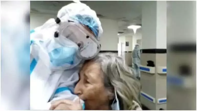 ഡോക്ടറെ കെട്ടിപ്പിടിച്ചു കരയുന്ന ഈ 75 കാരിയുടെ ചിത്രം സോഷ്യൽ മീഡിയയിൽ വൈറലാണ്...