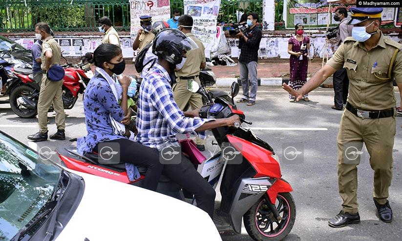 സംസ്ഥാനത്ത് സ്ഥിതി അതീവ ഗുരുതരം; കർശന നിയന്ത്രണങ്ങൾ ആവശ്യം -മുഖ്യമന്ത്രി