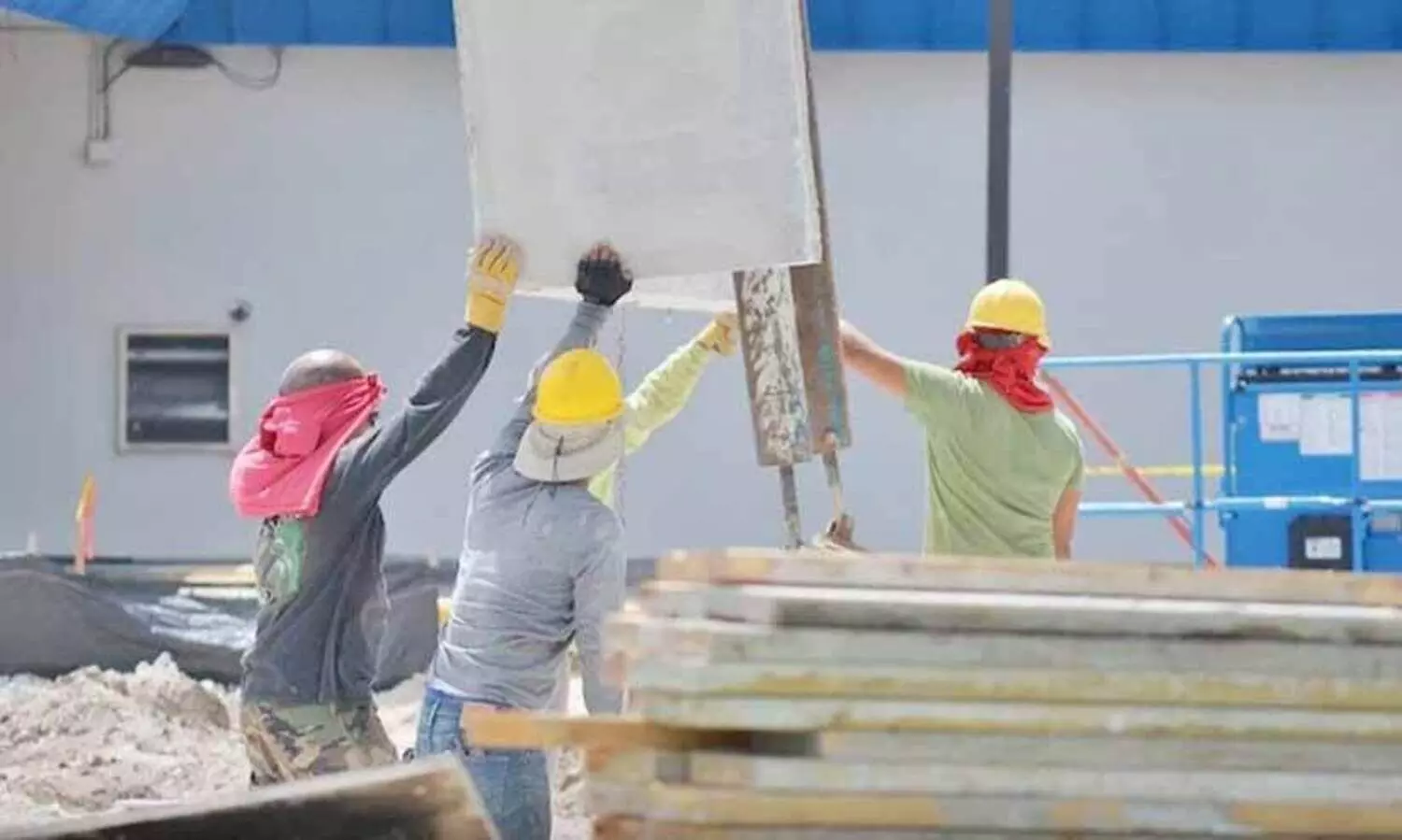 വിദേശികളുടെ ​പ്രവേശന വിലക്ക്​ വികസന പദ്ധതികൾ വൈകിപ്പിക്കുന്നു