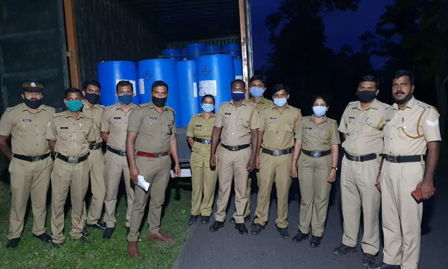 സാനിറ്റൈസർ ആവശ്യത്തിനെന്ന മറവിൽ സ്​പിരിറ്റ്​ കടത്ത്​; വയനാട്​ എക്​സൈസ്​ വകുപ്പ്​ പിടികൂടിയത്​ 11,000 ലിറ്റർ