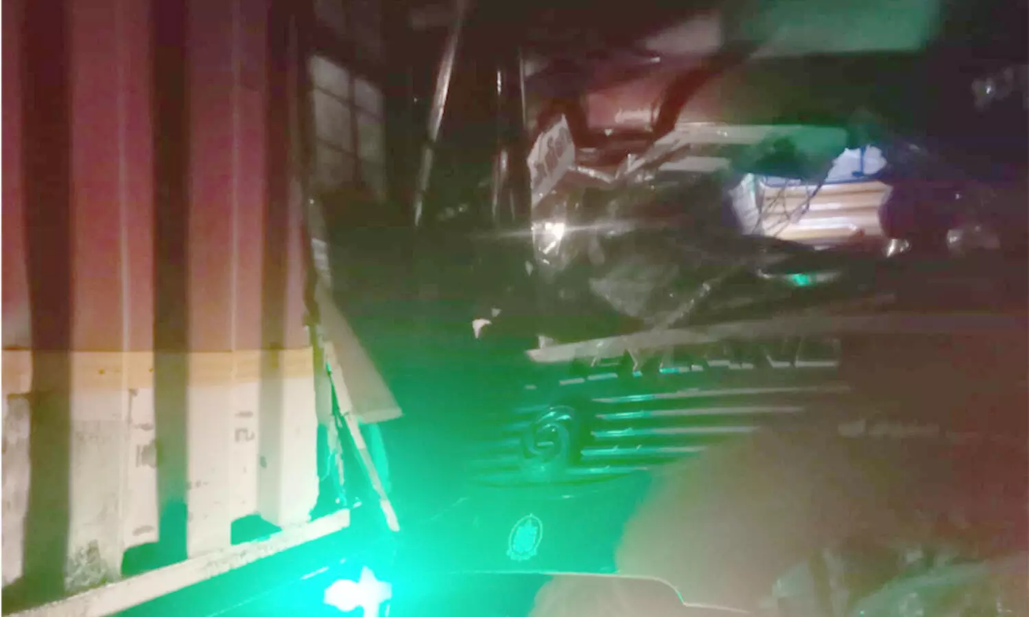 കുതിരാനിൽ കണ്ടയ്​നർ ലോറികൾ കൂട്ടിയിടിച്ചു; ഒരാൾക്ക്​ ഗുരുതര പരിക്ക്​: ദേശീയ പാതയിൽ ഗതാഗത കുരുക്ക്​