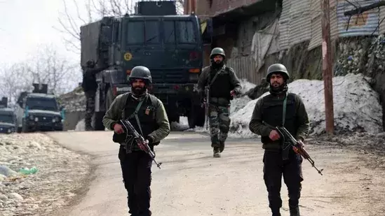 ഷോപിയാനിൽ ഏറ്റുമുട്ടൽ; മൂന്ന് തീവ്രവാദികൾ കൊല്ലപ്പെട്ടു, ഒ​രാ​ൾ കീ​ഴ​ട​ങ്ങി